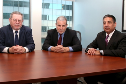 Abogados Stephen R. Kahn, Stephen G. Rodriguez, y Kenneth J. Kahn en la oficina.